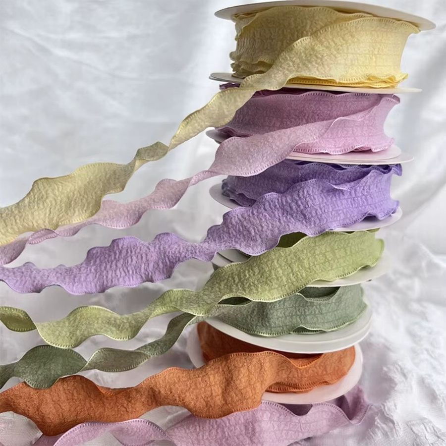 Weißes Chiffonband mit Wellenkante als Fischschwanz-Garnband für Geschenkverpackungen und Blumensträuße, Breite: 2,5 cm, Länge: 9,14 m - Bild 1