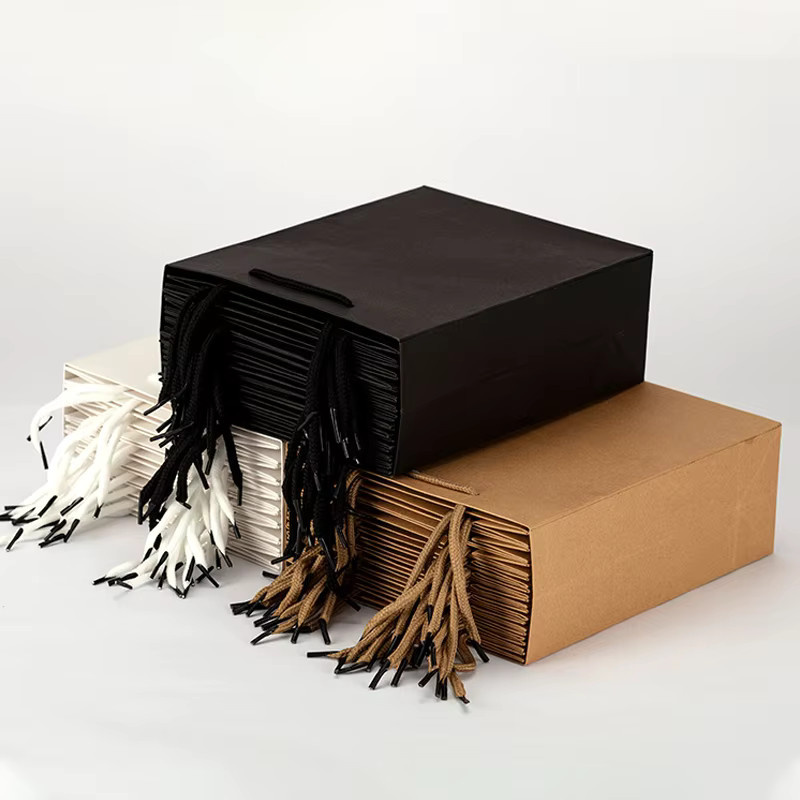 10 Stück personalisierte Kraftpapiertüten in Schwarz für Bekleidungsgeschäfte mit Logo-Druck - Bild 3