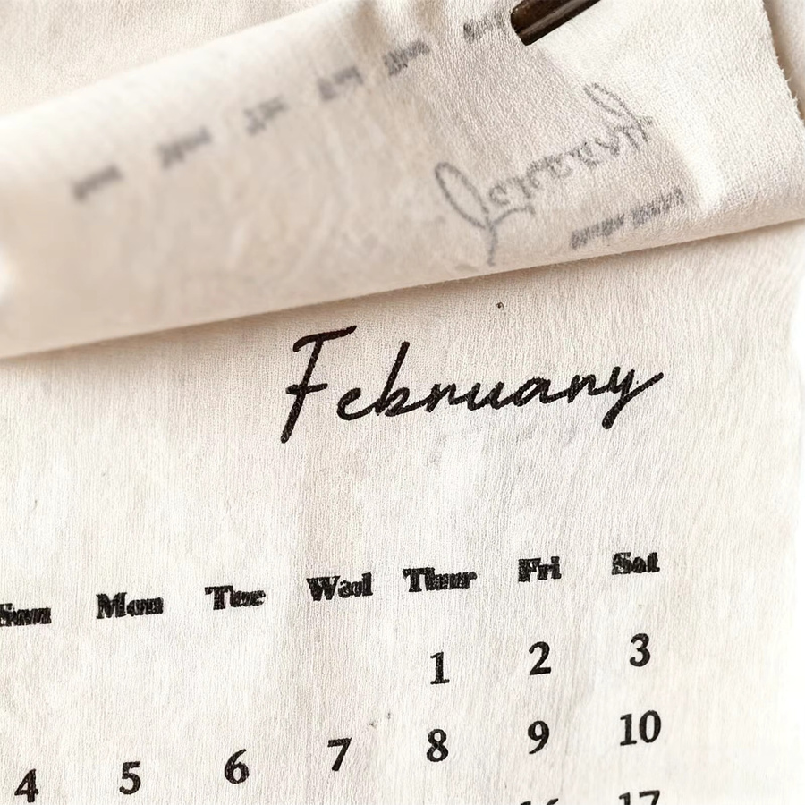 Textilkalender 2026 als hängbarer Jahresplaner für 12 Monate in Weiß - Bild 3