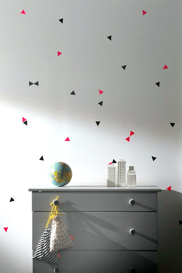 Ferm Living Wandtattoo Mini Triangle in Rot und Pink, geometrisches Design aus Kunststoff - Bild 1