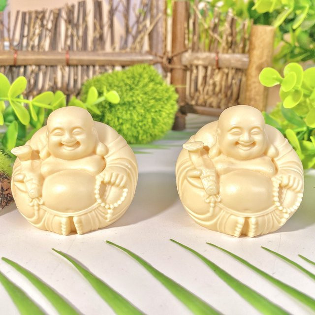 Handgeschnitzter Buddha aus natürlicher Tagua-Nuss in Elfenbein/Beige als dekoratives Kristall-Element - Bild 1