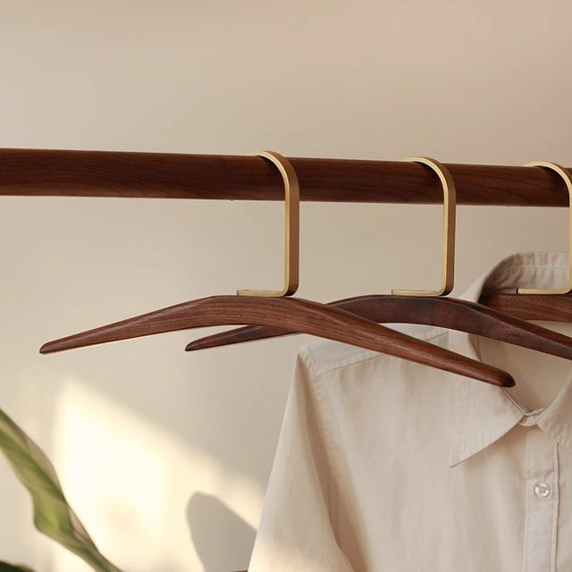 Oeny Kleiderbügel aus Holz in Braun zur platzsparenden Aufbewahrung von Kleidung und Shirts - Bild 1