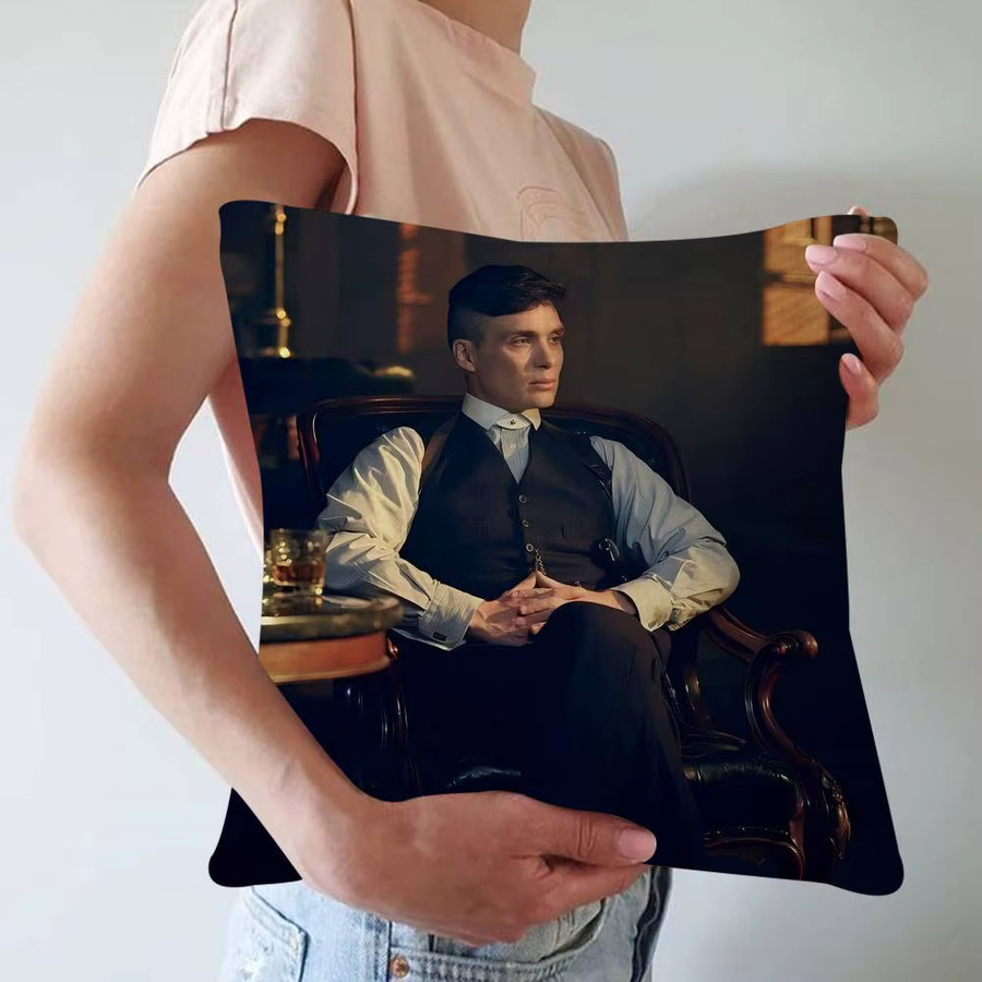 Personalisiertes Peaky Blinders Dekokissen in Schwarz, B/B/H: 45 x 45 x 4 cm - Bild 4