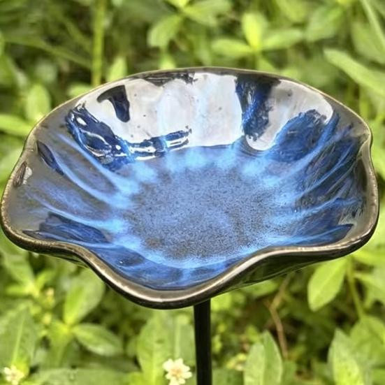VividHive Bienenwassertränke mit Ständer und Blumen als Schmetterlings-Trinkstation für den Garten, mehrfarbig aus Metall und Keramik - Bild 4