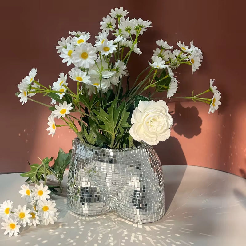 Silberne Skulptur als dekorativer Blumentopf und Vase in menschlicher Form aus Glas und Kunststoff - Bild 4