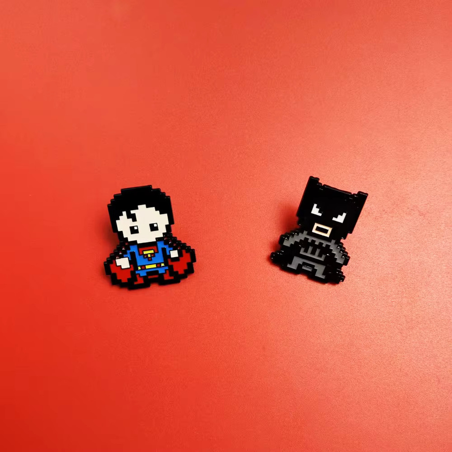 Warner Bros. Amerikanische Comic-Superhelden-Emaille-Pins, 2er-Set - Bild 1