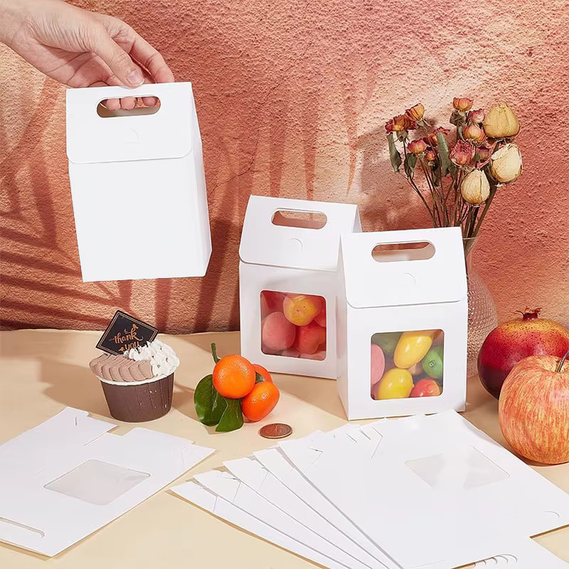 Kraftpapierboxen mit Sichtfenster und Griffen aus Pappe für deine Geschenke in Braun und Weiß - Bild 2