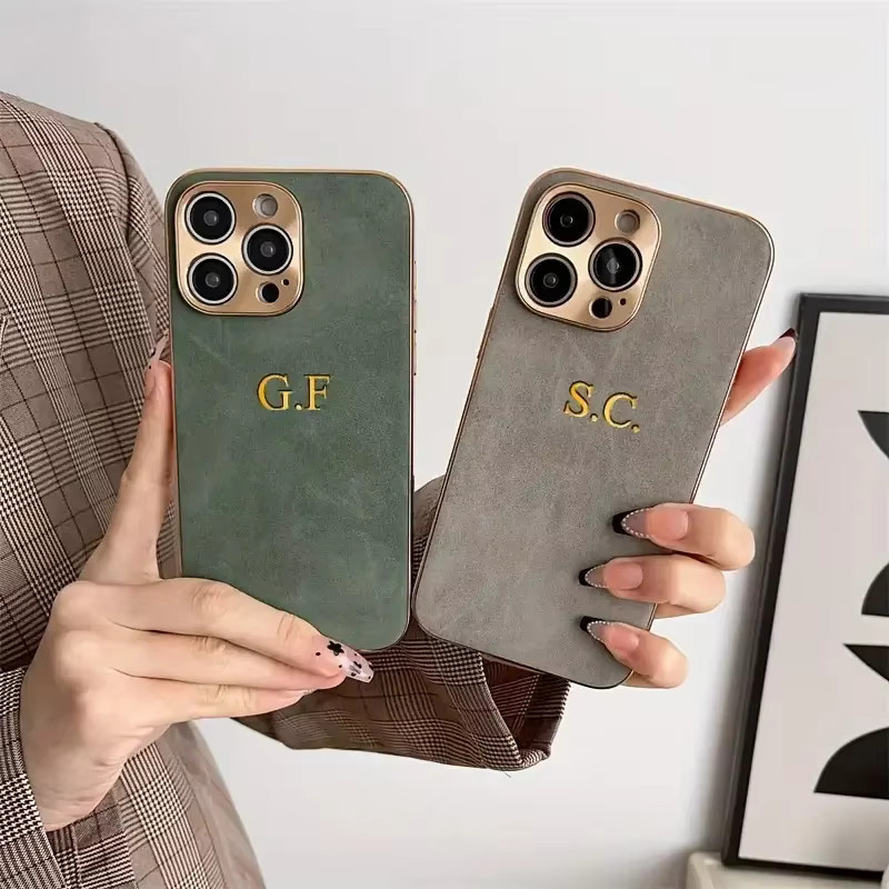 Personalisierte Apple iPhone Lederhülle mit Namen und Initialen in Grün mit plattiertem Rahmen - Bild 1