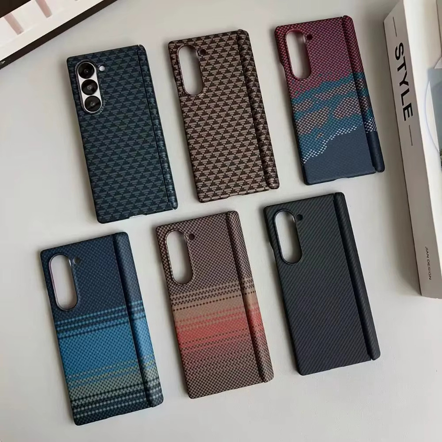 Samsung Galaxy Z Fold 7 Handyhülle mit Kohlefaser-Textur und magnetischer kabelloser Ladefunktion in Multicolour - Bild 2