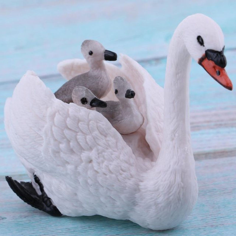 Weiße Schwanenfigur mit Schwänenküken als dekoratives Tiermodell aus Kunstharz - Bild 1