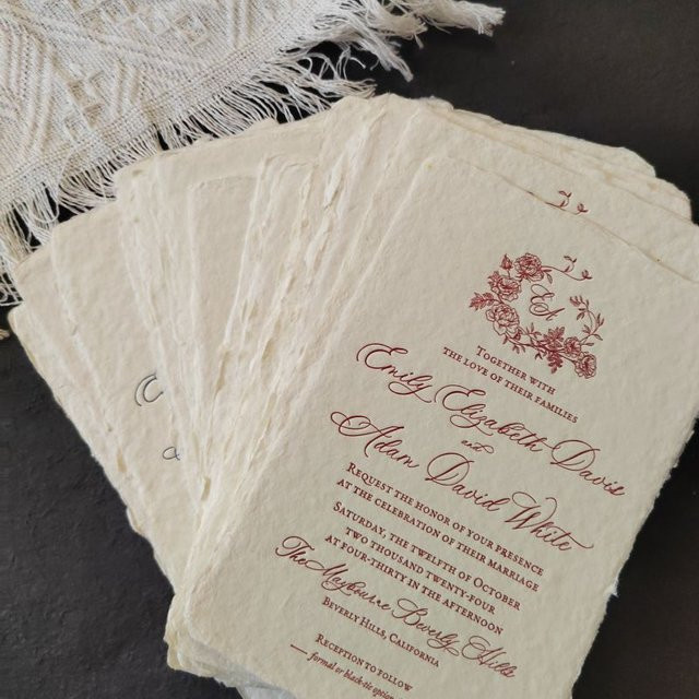 Handgefertigte Hochzeitseinladung mit Deckle-Rand und Letterpress-Motiv in Beige mit Umschlag - Bild 1