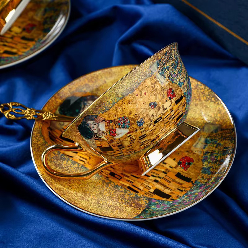 Gustav Klimt The Kiss Becher-Set aus Knochenporzellan mit Löffel, Mehrfarbig - Bild 2