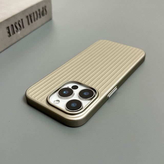 Apple iPhone 17 Pro Max Magnetische Hülle in Beige mit Wellblech-Lichtfirst und mattem Hautgefühl - Bild 1