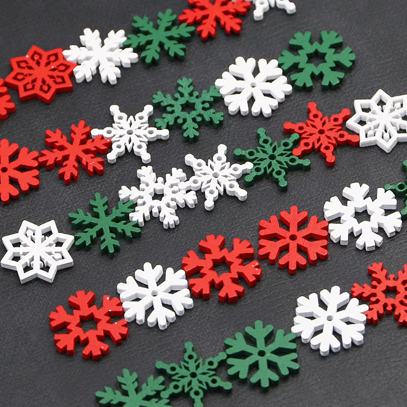50 Stück Schneeflocken-Holzscheiben von ZQNYCY in Multicolor für DIY Bastelarbeiten, Weihnachten und Silvester Dekoration - Bild 2