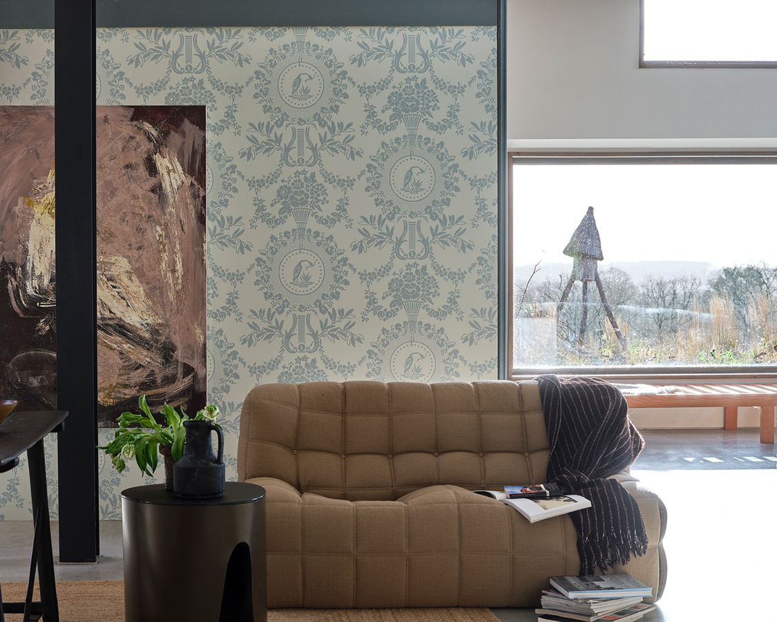 Farrow & Ball Tapete Classic Floral mit Tier- und Blumenmotiven in Blau - Bild 1