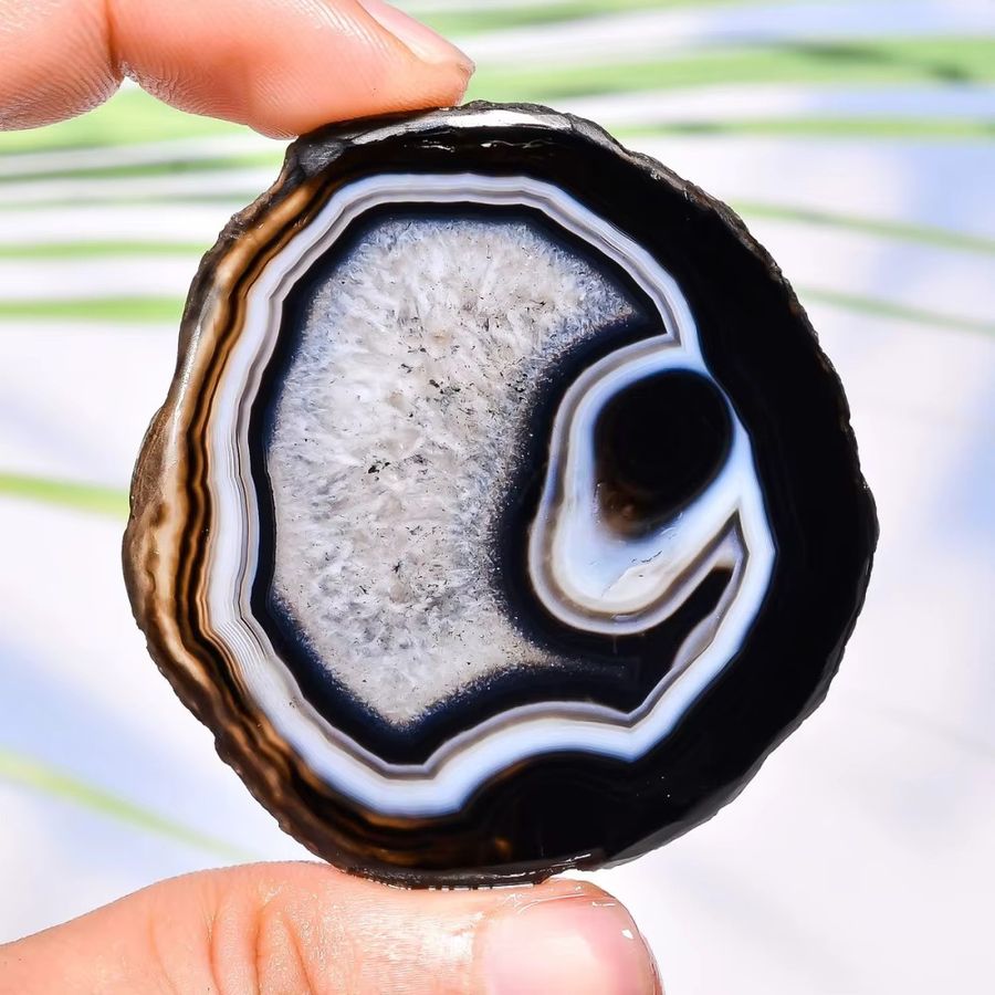 Schwarzer Botswana-Achat Edelstein als unregelmäßige Scheibe von CrystalHola - Bild 1