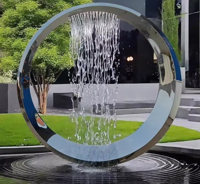 Moderne kreisförmige Wasserskulptur aus Edelstahl in Silber für den Außenbereich mit spiegelpolierter Oberfläche - Bild 1