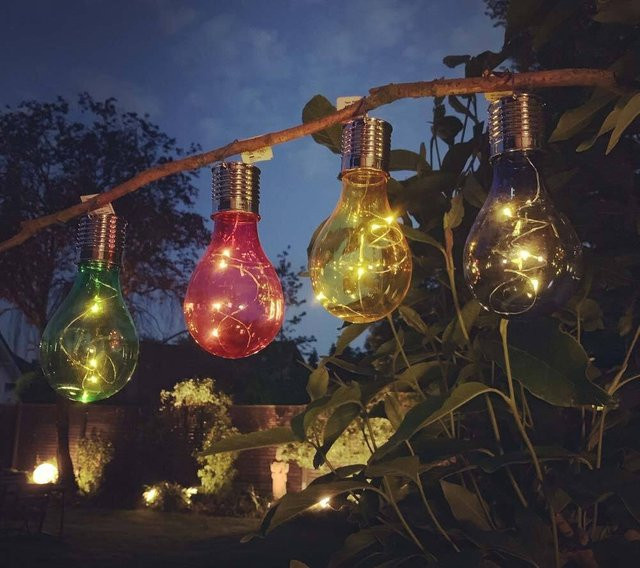 4er Set Solar LED Glühbirnen bunt RGB für Garten Terrasse Balkon und Partydeko mit Dämmerungssensor - Bild 1
