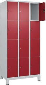 C+P Schließfachschrank Classic PLUS mit 3 Abteilen und Füßen, Farbe Grau mit rubinroter Front, B/T/H: 90 x 50 x 195 cm - Bild 1