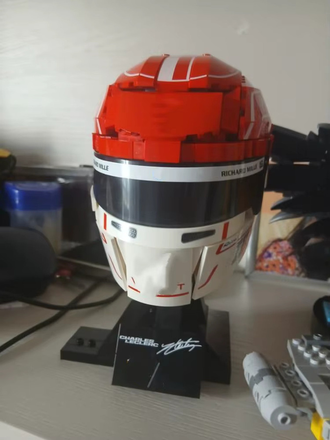 Potdemiel Scuderia HP Charles Leclerc Helm-Modell, Bausteine, 886 Teile - Bild 3