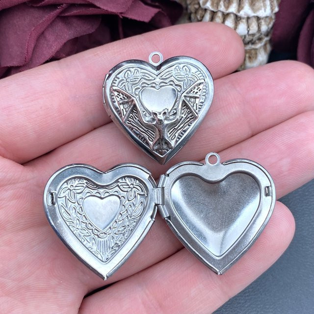 LKLRYWBD Anhänger Fledermaus Herz Medaillon, Edelstahl, Silber, Unisex - Bild 1