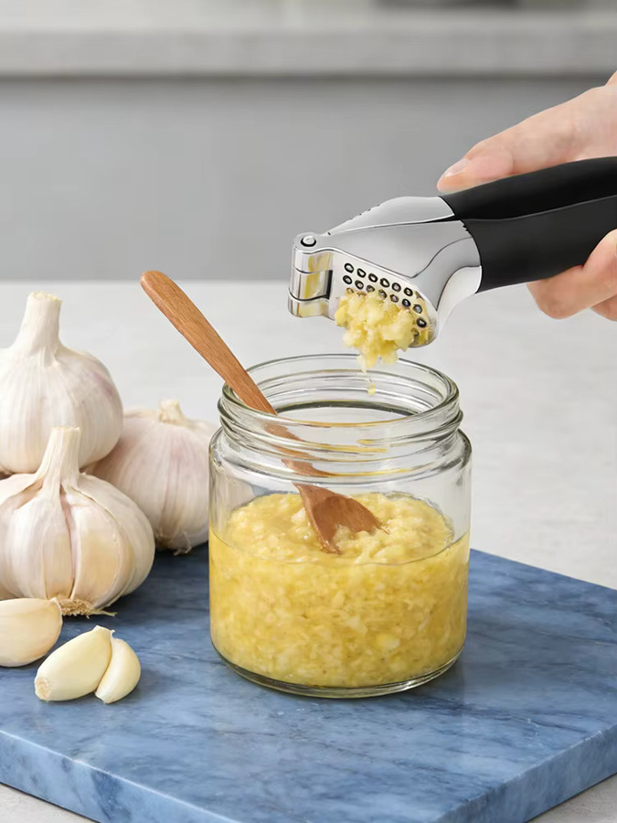 Willstar Knoblauchpresse aus Edelstahl mit rutschfester Basis und Knoblauchzerkleinerer inklusive Schäler und Bürste - Bild 7
