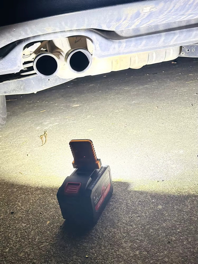 Dayi Lomvum Zhipu 14W LED Arbeitslicht für 20V-21V Li-Ion Akkus in Schwarz und Grün - Bild 6