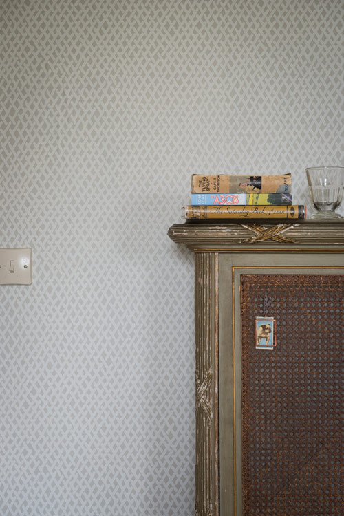 Farrow & Ball Tapete Amime Purbeck Stone/Ammonite in Grau und Silber mit abstraktem Mid-Century Design - Bild 1