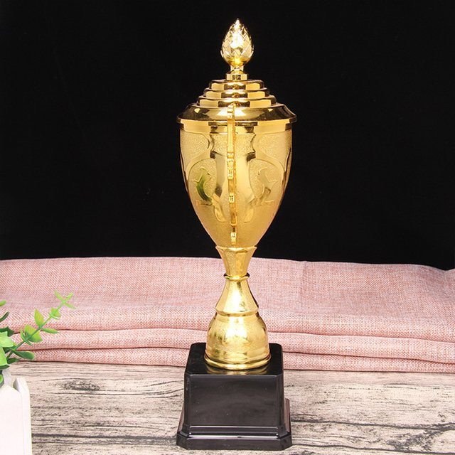 APWIKOGER Goldene Plastik-Trophäe, Pokal mit Deckel - Bild 1