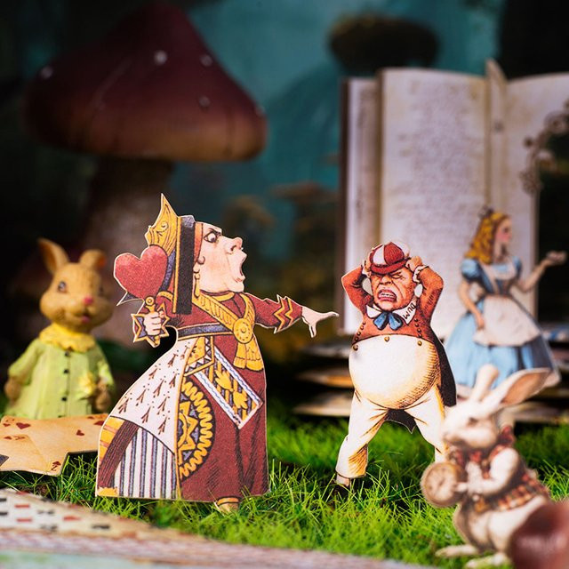 25-teiliges Collage-Materialpaket Alice im Wunderland mit handgefertigtem Ledger-Papier, Mehrfarbig - Bild 1