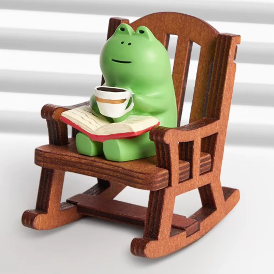 APWIKOGER Mini-Frosch-Harzfigur mit handgefertigtem Mikro-Schaukelstuhl als Tischdekoration in Grün - Bild 3