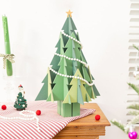 Kreative DIY Holz-Weihnachtsbausteine in Tannenbaumform als skandinavische Deko in Braun und Grün