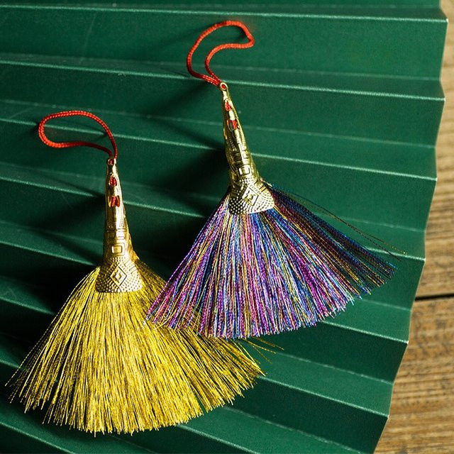 DUTRIEUX Magischer Goldener Besen mit Quasten in Gold im Boho-Stil als Feng Shui Glücksbringer und Deko-Objekt - Bild 1