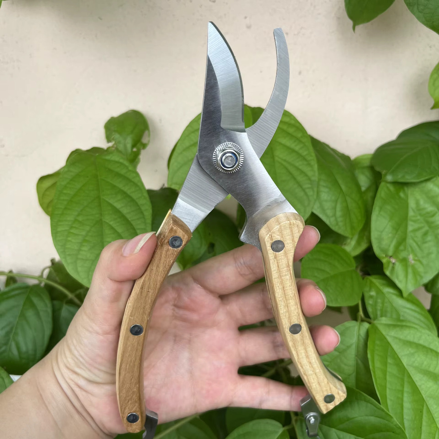 Dobeli Gartenschere aus Kohlenstoffstahl und Holz in Braun mit gebogener Klinge und rutschfestem Griff - Bild 2
