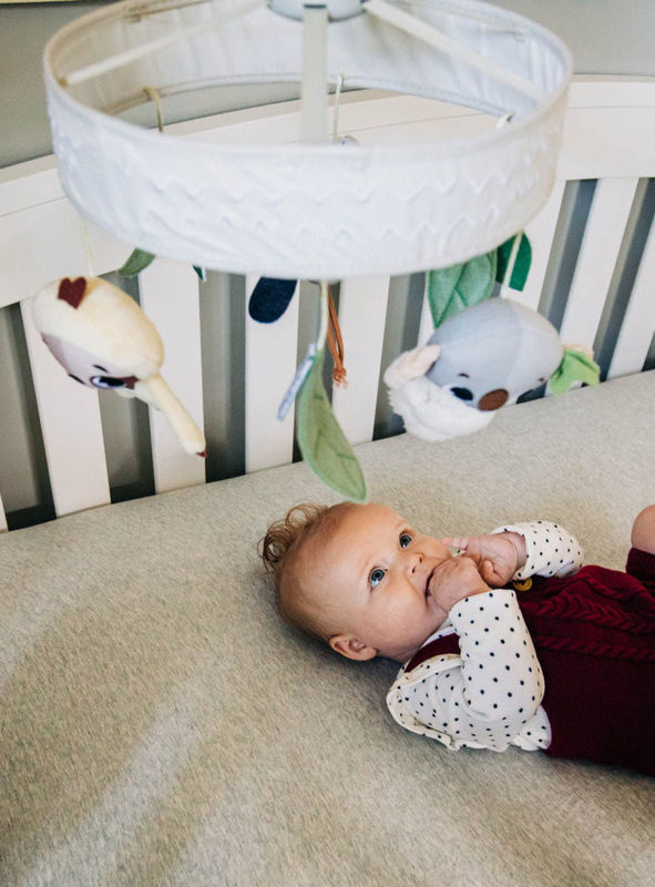 Tiny Love Boho Chic Baby Mobile mit Spieluhr, LED-Beleuchtung und Tierfiguren in Weiß - Bild 2