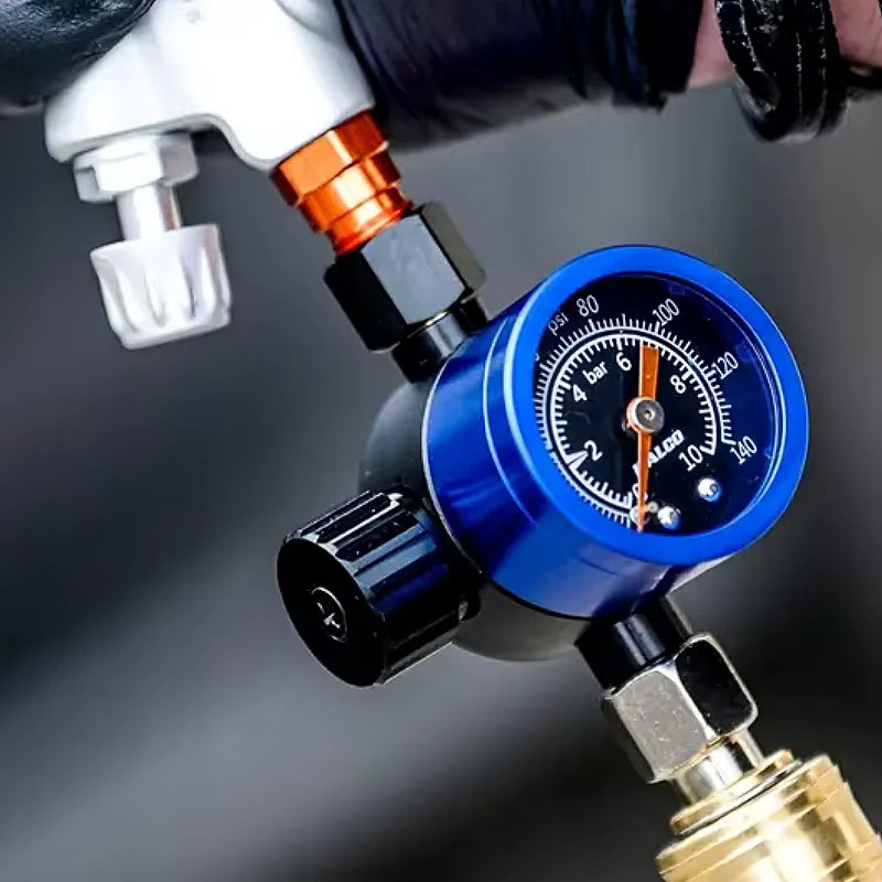 Auarita Italco Premium-Luftdruckregler mit Manometer für Spritzpistolen in Orange und Blau mit einstellbarem Druck und 14-Zoll-Lufteinlass und Auslass - Bild 4