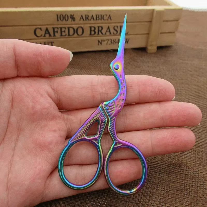 Vintage Stickerei Schere mit Retro Kranich Motiv aus Metall in Multicolour für Kreuzstich und DIY Stoffarbeiten - Bild 3