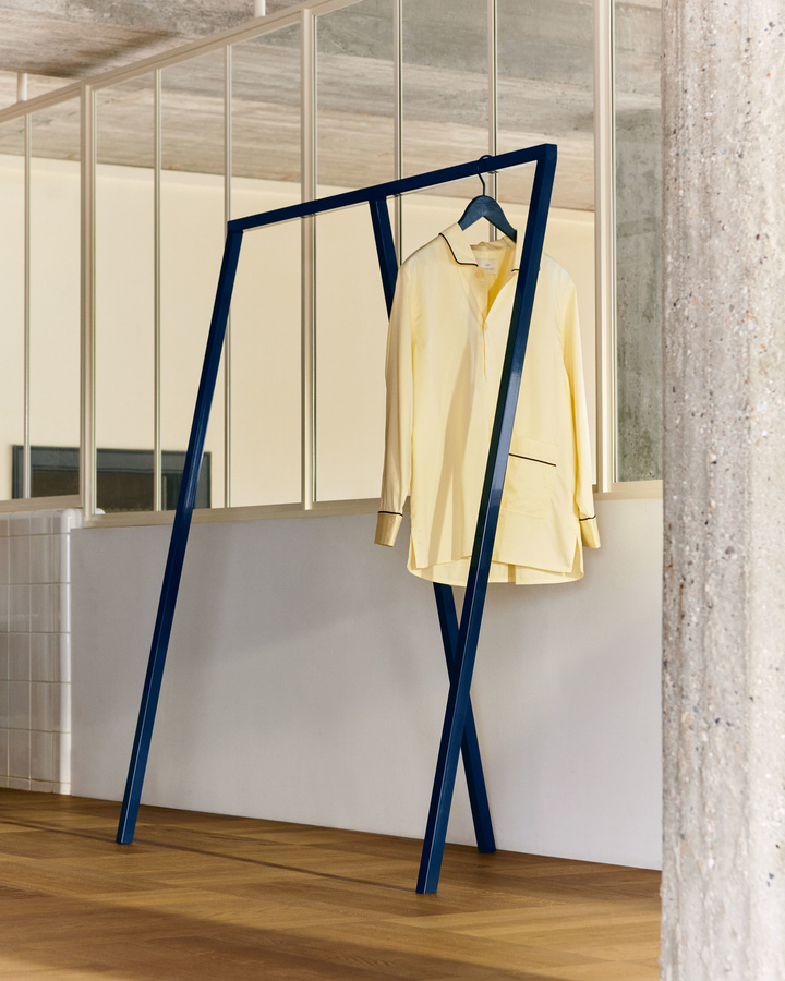 HAY Loop Stand Garderobe aus Stahl in Blau pulverbeschichtet - Bild 2