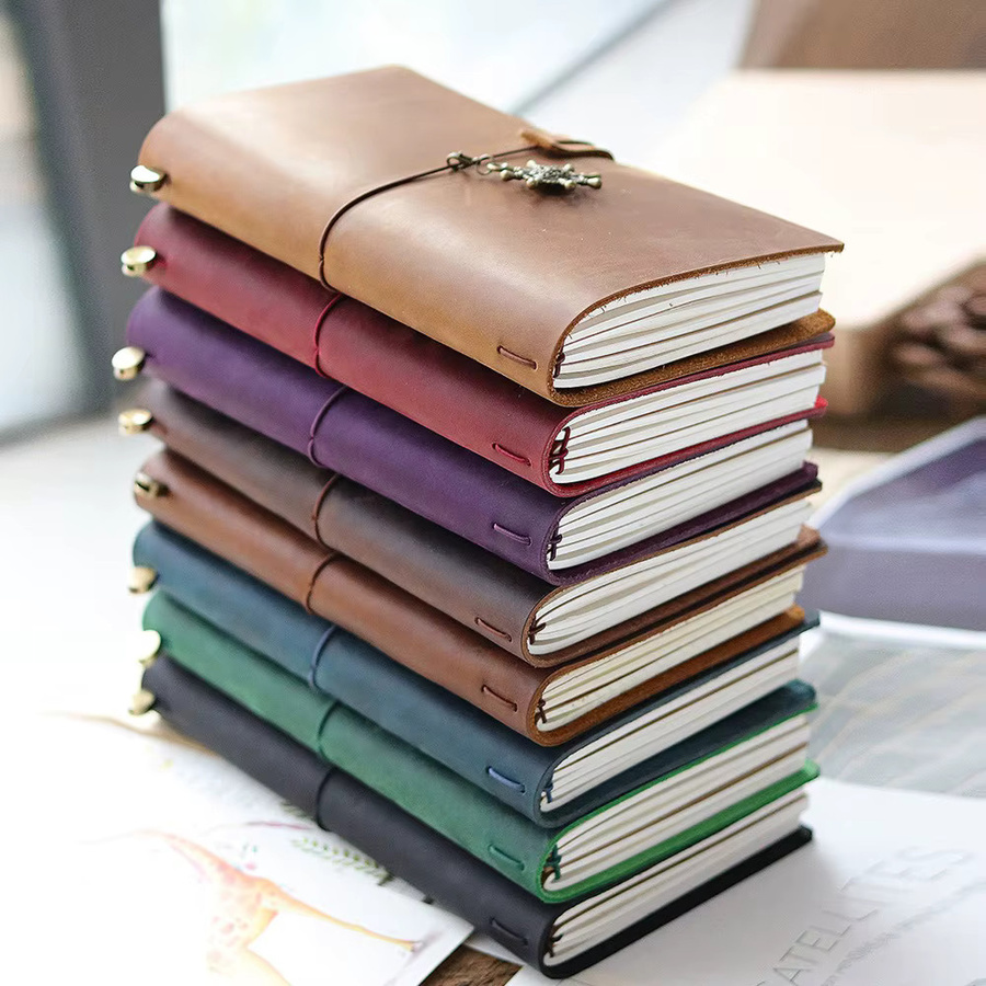 Handgemachtes Vintage Leder Notebook mit Schutzhülle und Schnalle in Braun - Bild 2