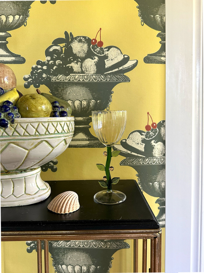 Studio Lisa Bengtsson Tapete Cherry on Top - 1803, Gelb, Floral und Vintage Design, Vlies-Tapete - Bild 1