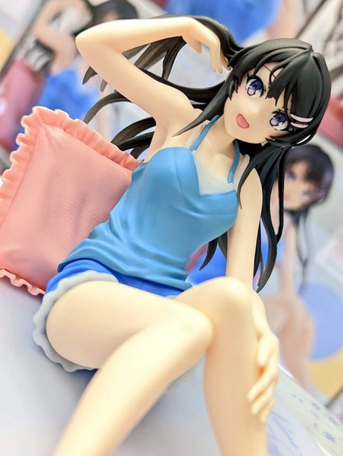 Bandai Anime Figur Sakurajima Mai in blauen Hosenträger Shorts als PVC Sammelmodell zur Dekoration, Höhe: 9 cm - Bild 1