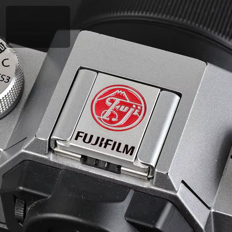 Fujifilm Kamera Blitzschuh Abdeckung aus Metall in Silber zum Schutz vor Staub für XS10 XM5 XE4 XT5 XT30II XH2S XA7 X100VI XT50 - Bild 3
