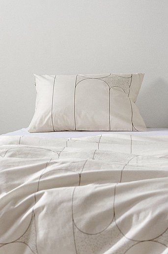 Jotex DECO Kopfkissenbezug aus Baumwolle mit Grafikmuster in Weiß und Beige - Bild 1