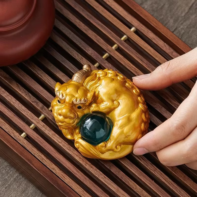 Handgefertigte Pixiu Feng Shui Dekofigur aus Kunstharz in Gold für deinen Teetisch - Bild 3