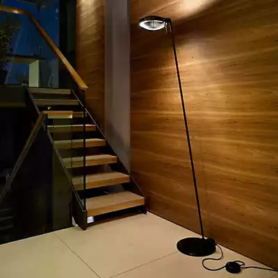 Lumina Elle 1 Stehleuchte in Schwarz mit Soft-Touch-Oberfläche und modernem Bogen-Design
