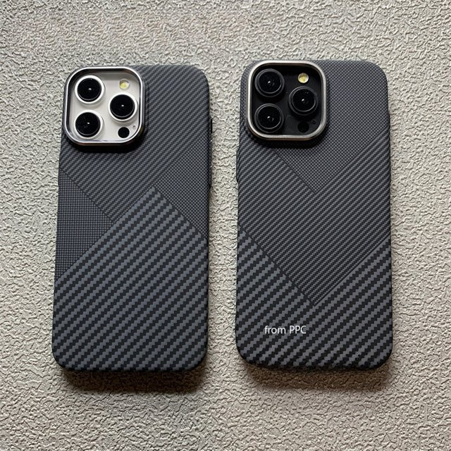 Magnetische Hartschale mit geometrischem Relief-Carbonfaser-Muster und Kamera-Schutz aus Legierung für Apple iPhone 16, 17 Pro Max und 15 in Schwarz - Bild 1