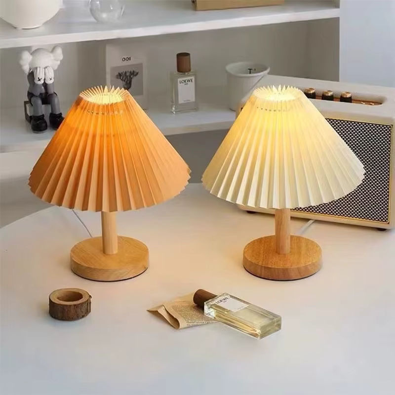Lyfs Nordic Plissee Tischlampe in Weiß mit Holzfuß, faltbares USB-Nachtlicht für Schlafzimmer und Wohnambiente - Bild 4