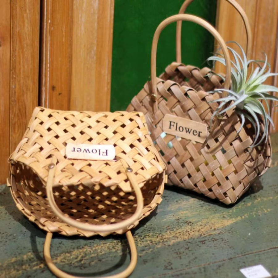 Dekorativer Bambuskorb in Braun als Cachepot für Blumen im rustikalen Design - Bild 4