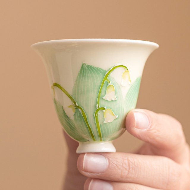 Handbemalte Keramik-Teetasse mit floralem Maiglöckchen-Design in Mehrfarbig für deine Teezeremonie - Bild 1