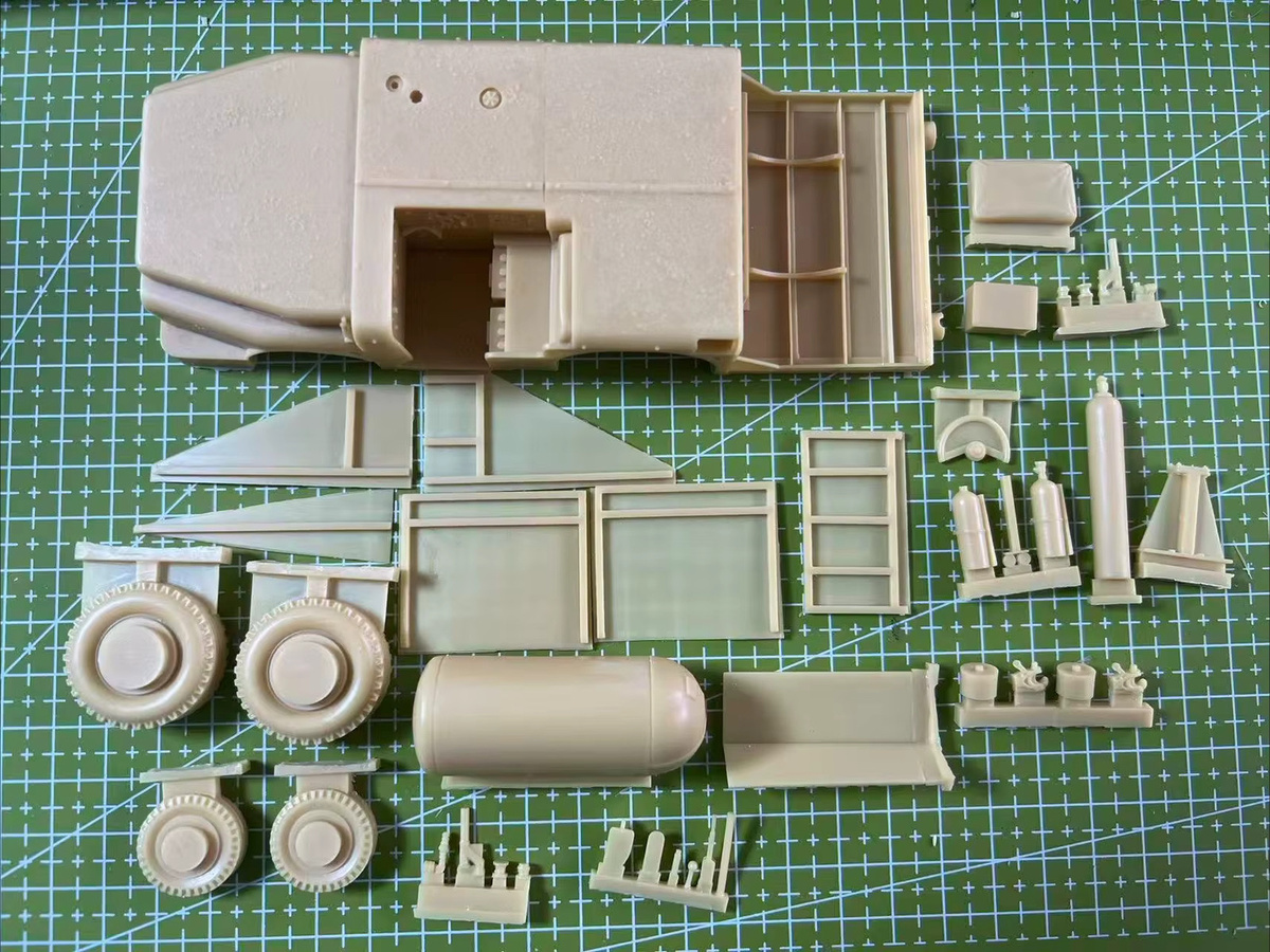 EVANOVM Marineblaues Flugzeugträger-Deckmodell, Präzisionsmodell 1:32, Grau, Kunststoff, unbemalt - Bild 1